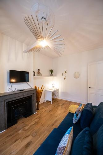 un salon avec un canapé bleu et une cheminée dans l'établissement Le Vauban - Close to downtown Parc Tête d 'Or, à Lyon