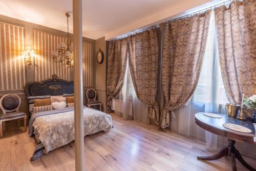 une chambre avec un lit et une table dans l'établissement Eiffel Tower area, à Paris