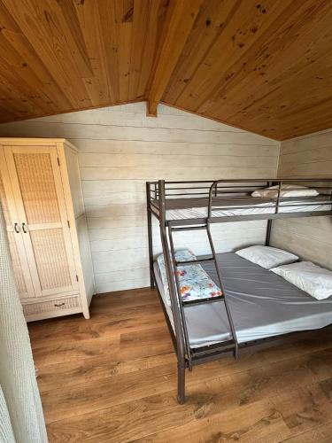 Ένα ή περισσότερα κρεβάτια σε δωμάτιο στο Cabane dans les arbres à la ferme