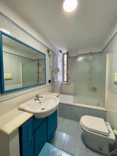 ein Badezimmer mit Waschbecken, Toilette und Badewanne in der Unterkunft Casa MaVi in Neapel