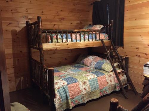 Postel nebo postele na pokoji v ubytování The Secluded Woodbury Cabin, Pond and 42 acres