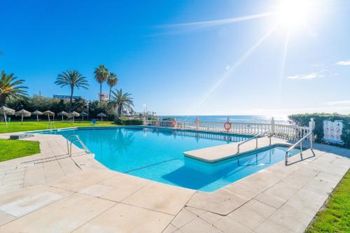 basen z oceanem w tle w obiekcie Casa Linda, Front the beach La Lucera, Ribiera del Sol Wifi, AC, Private Parking, Petfriendly w mieście Sitio de Calahonda