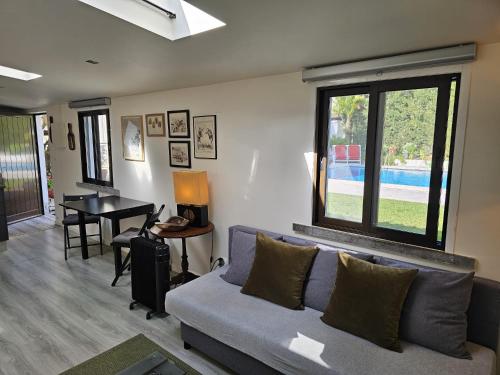 Ruang duduk di Charming Cozy Studio with Garden & Pool