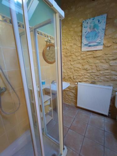une salle de bain avec douche et lavabo dans l'établissement La Gardelle, à Groléjac