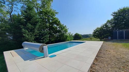 un banc installé à côté d'une piscine dans l'établissement La Londonniere, à Marcillac-Saint-Quentin
