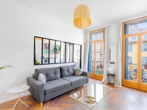 un salon avec un canapé et une table en verre dans l'établissement Apartment Lafayette by Interhome, à Toulon