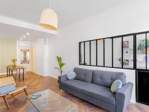 un salon avec un canapé et une table dans l'établissement Apartment Lafayette by Interhome, à Toulon