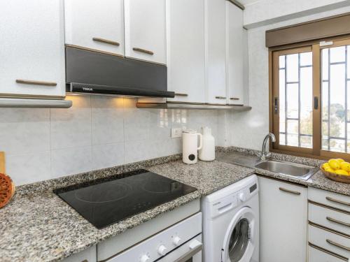 Kuchyň nebo kuchyňský kout v ubytování Apartment Los Rosales by Interhome