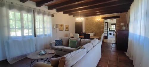 een woonkamer met een bank en een tafel bij La Tour de Véra in Auriac-du-Périgord