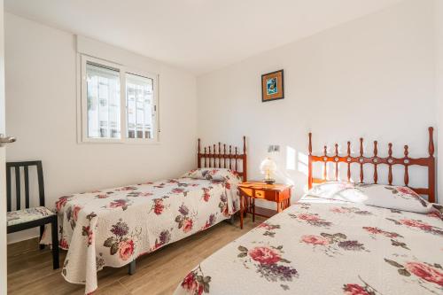 a bedroom with two beds and a window at Kalacandi in Cunit