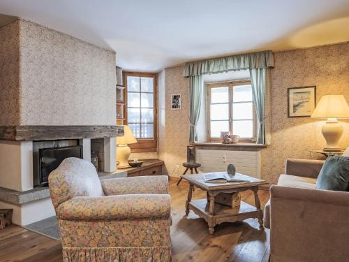un soggiorno con divano e camino di Apartment Chesa Olgiati 2 by Interhome a Celerina