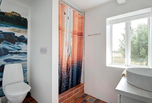 Phòng tắm tại Stunning Home In Knebel With 4 Bedrooms And Wifi