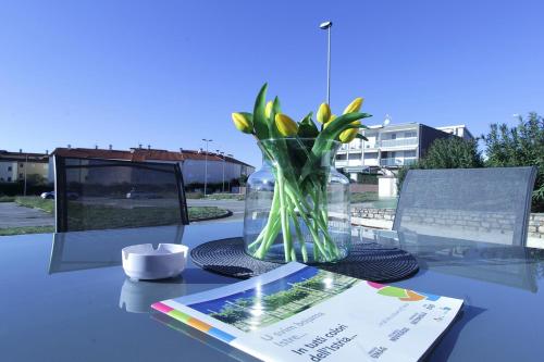 ザンブラティヤにあるResidence Frankのテーブルの上に置かれた花瓶の花