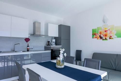 Una cocina o zona de cocina en La Collinetta Lake View