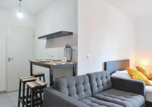 un salon avec un canapé et un lit dans l'établissement 100 - Le Floréa - Studio - 2 pers - Parking - Wifi, à Castelnau-le-Lez