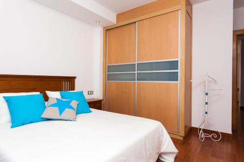 1 dormitorio con 1 cama y armario grande en Corralejo Main Street Apartment, en Corralejo