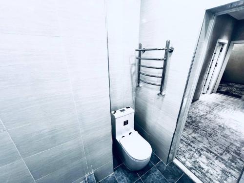 e bagno con servizi igienici in una cabina. di Smart City APARTMENT a Samarkand