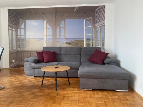 a living room with a couch and a table at Gemütliche 3 Zimmer Wohnung in Kitzingen
