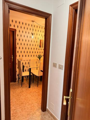 a dining room with a table and chairs at Apartamentos Portolux in Portomarin
