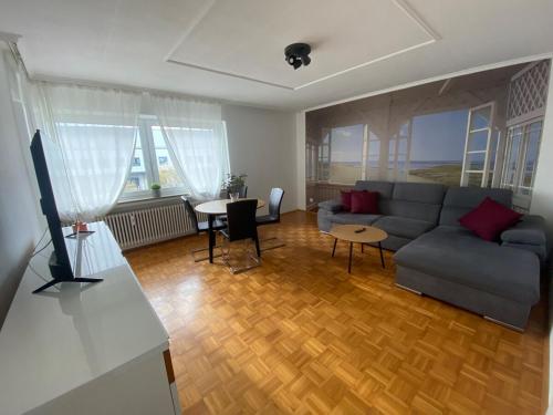 a living room with a couch and a table at Gemütliche 3 Zimmer Wohnung in Kitzingen