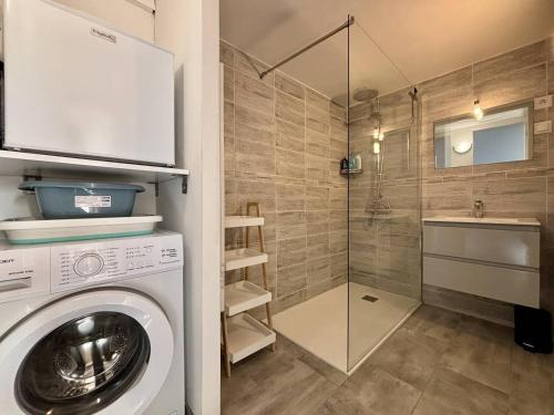 une machine à laver dans une salle de bain avec douche dans l'établissement Maison 3 pièces 4 couchages SAINT DENIS D'OLERON - SDO000-058, à Saint-Denis-dʼOléron