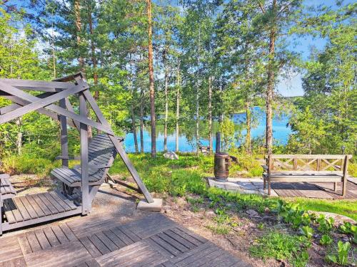 porche de madera con banco y vistas al agua en Holiday Home Saaga by Interhome, en Ylöjärvi