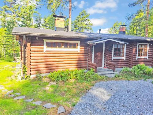Cabaña de madera en el bosque con porche en Holiday Home Saaga by Interhome, en Ylöjärvi