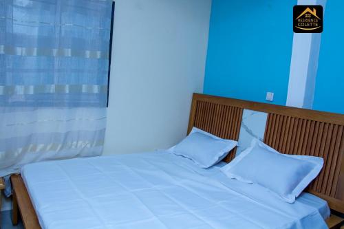 Postel nebo postele na pokoji v ubytování Chambre privée à Bafoussam Diengdam proche agence BlueBird