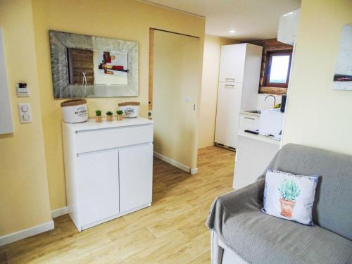 un salon avec un canapé et une cuisine dans l'établissement Holiday Home Chalet Simple by Interhome, à Pietracorbara