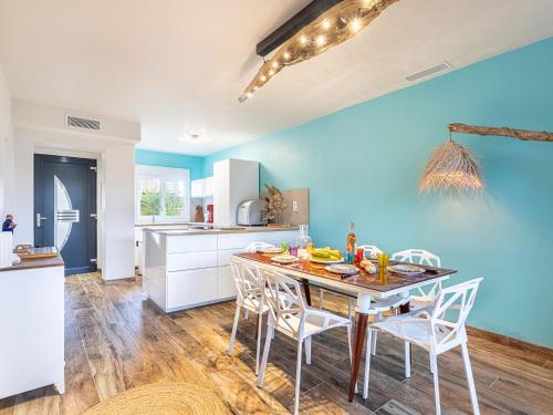 une cuisine avec une table et des chaises dans une pièce dans l'établissement Holiday Home Le Rayolet Parc by Interhome, à Six-Fours-les-Plages