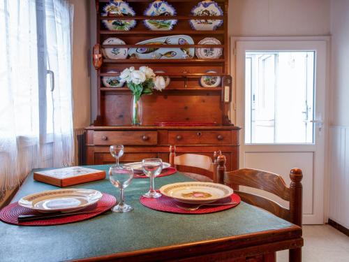 - une table à manger avec des assiettes et des verres à vin dans l'établissement Holiday Home La Petite Escale by Interhome, à Pornic