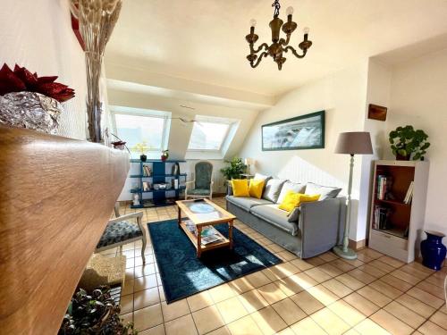 een woonkamer met een bank en een tafel bij Maison de la plage Santec in Santec