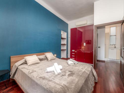 une chambre avec un grand lit avec deux serviettes dessus dans l'établissement Apartment rue des Serbes by Interhome, à Cannes