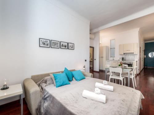 un salon avec un lit et une cuisine dans l'établissement Apartment rue des Serbes by Interhome, à Cannes