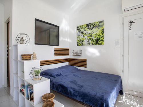 une chambre avec un lit et une télévision sur un mur dans l'établissement Apartment Nid d'Azur by Interhome, à Villeneuve-Loubet