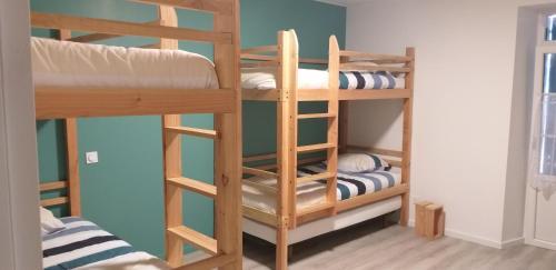 Cette chambre dispose de lits superposés et de 2 lits superposés. dans l'établissement Maison Le Fenouiller Vendée 8 personnes 3 étoiles, à Le Fenouiller