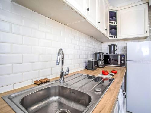 une cuisine avec un évier et un réfrigérateur dans l'établissement Apartment Nid d'Azur by Interhome, à Villeneuve-Loubet