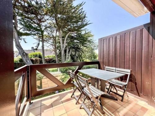 un patio avec une table et des chaises sur un balcon dans l'établissement Apartment Clair de lune-2 by Interhome, à Carnac