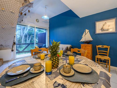 une salle à manger avec une table sur laquelle se trouve de la nourriture dans l'établissement Apartment Clair de lune-2 by Interhome, à Carnac