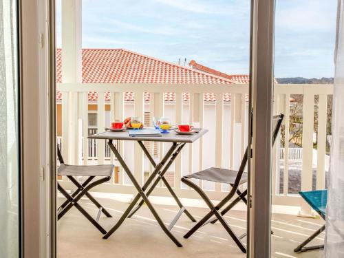 - une table sur un balcon avec deux tasses dans l'établissement Apartment Atlantica-1 by Interhome, à Pornic