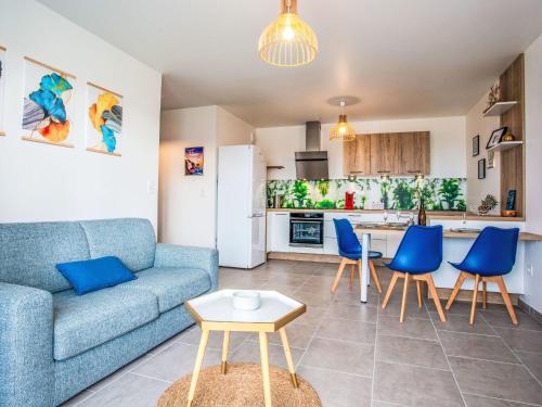 un salon avec un canapé et des chaises et une cuisine dans l'établissement Apartment Atlantica-1 by Interhome, à Pornic