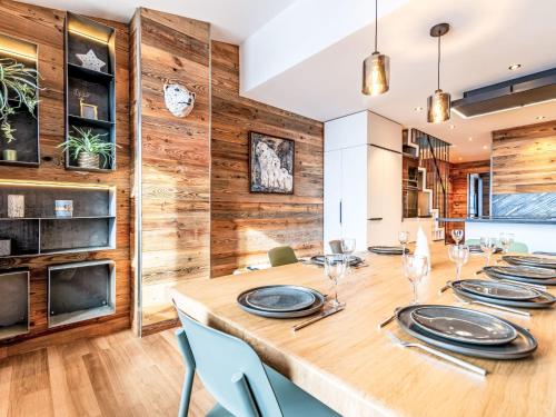 une salle à manger avec une grande table et des chaises en bois dans l'établissement Apartment Le Curling B - Val Claret-43 by Interhome, à Tignes
