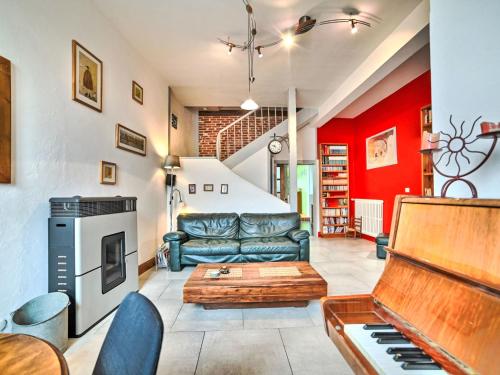 - un salon avec un canapé et un piano dans l'établissement Holiday Home Ularius by Interhome, au Château-dʼOléron