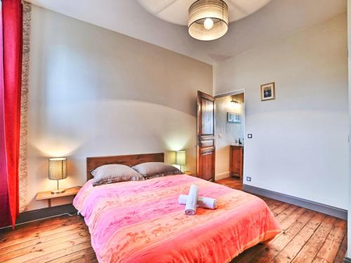 - une chambre dotée d'un grand lit avec une croix dans l'établissement Holiday Home Ularius by Interhome, au Château-dʼOléron