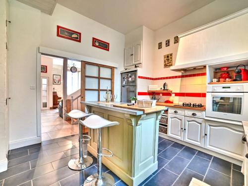 une cuisine avec des bandes rouges et blanches sur le mur dans l'établissement Holiday Home Ularius by Interhome, au Château-dʼOléron
