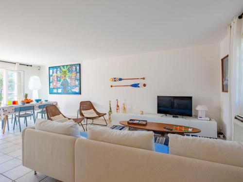 un salon avec un canapé et une table dans l'établissement Villa Laura by Interhome, à Gassin