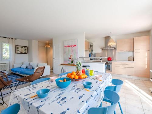 une cuisine et un salon avec une table avec des fruits dessus dans l'établissement Villa Laura by Interhome, à Gassin