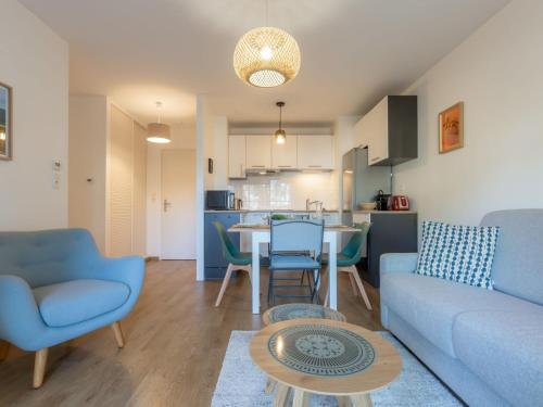 un salon avec un canapé et une table dans l'établissement Apartment Les Berges Landaises-6 by Interhome, à Capbreton