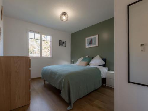 une chambre avec un lit et une fenêtre dans l'établissement Apartment Les Berges Landaises-6 by Interhome, à Capbreton