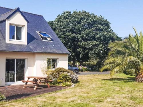 une maison avec une table de pique-nique sur une terrasse dans l'établissement Holiday Home villa La Clarté by Interhome, à Perros-Guirec